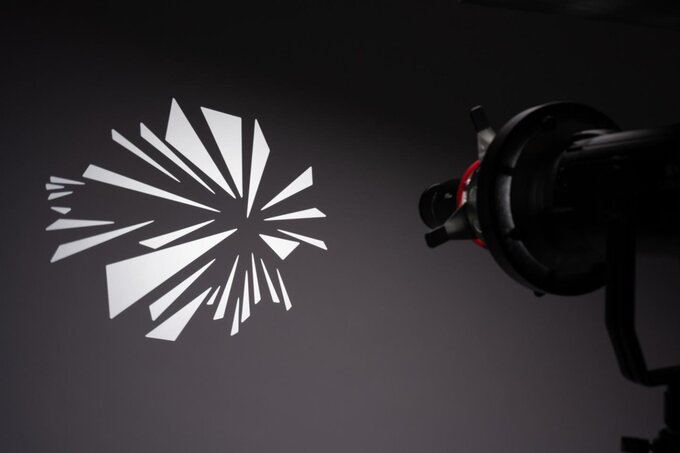 Spot - reflektor projekcyjny z obiektywem 85mm